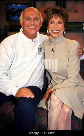 GAVIN MCLEOD E MARY Tyler Moore.."alleato JESSE RAPHAEL'' SHOW.. / 1994.MARYTYLERMOORERETRO(Immagine di credito: Â© Judie Burstein/Globe foto/ZUMAPRESS.com) Foto Stock