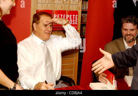 K34816AR .Pete Rose di firmare le copie del suo libro la mia prigione senza sbarre alle frontiere su Broadway a WALL STREET A NEW YORK New York .01/09/2004 . / 2004(Immagine di credito: Â© Andrea Renault/Globe foto/ZUMAPRESS.com) Foto Stock