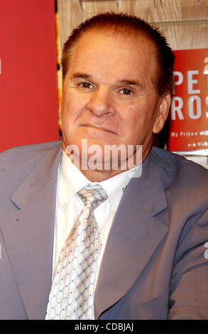 K34816AR .Pete Rose di firmare le copie del suo libro la mia prigione senza sbarre alle frontiere su Broadway a WALL STREET A NEW YORK New York .01/09/2004 . / 2004(Immagine di credito: Â© Andrea Renault/Globe foto/ZUMAPRESS.com) Foto Stock