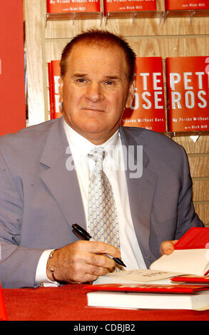 K34816AR .Pete Rose di firmare le copie del suo libro la mia prigione senza sbarre alle frontiere su Broadway a WALL STREET A NEW YORK New York .01/09/2004 . / 2004(Immagine di credito: Â© Andrea Renault/Globe foto/ZUMAPRESS.com) Foto Stock