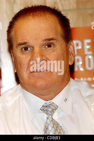 K34816AR .Pete Rose di firmare le copie del suo libro la mia prigione senza sbarre alle frontiere su Broadway a WALL STREET A NEW YORK New York .01/09/2004 . / 2004(Immagine di credito: Â© Andrea Renault/Globe foto/ZUMAPRESS.com) Foto Stock