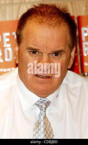 K34816AR .Pete Rose di firmare le copie del suo libro la mia prigione senza sbarre alle frontiere su Broadway a WALL STREET A NEW YORK New York .01/09/2004 . / 2004(Immagine di credito: Â© Andrea Renault/Globe foto/ZUMAPRESS.com) Foto Stock