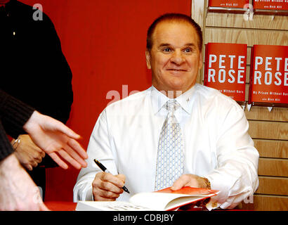 K34816AR .Pete Rose di firmare le copie del suo libro la mia prigione senza sbarre alle frontiere su Broadway a WALL STREET A NEW YORK New York .01/09/2004 . / 2004(Immagine di credito: Â© Andrea Renault/Globe foto/ZUMAPRESS.com) Foto Stock