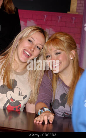 K30386AR. SD05/03/2003..Hilary Duff di firmare le copie della colonna sonora dal ''LIZZIE MCGUIRE'' film presso il Disney Store, NYC..HAYLIE Hilary Duff.(Immagine di credito: Â© Andrea Renault/Globe foto/ZUMAPRESS.com) Foto Stock