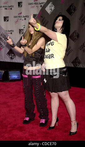 Il 1 gennaio, 2011 - New York New York, Stati Uniti - AVRIL LAVIGNE e Kelly Osbourne.K32464JKRON.MTV Video Music Awards. Arrivi. .RADIO New York Music Hall di New York New York. .8/28/2003. / 2003(Credit Immagine: Â© Giovanni Krondes/Globe foto/ZUMAPRESS.com) Foto Stock