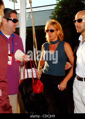 K32629ML US OPEN FINALS WEEKEND A USTA National Tennis Center, lavaggio, QUEENS NEW YORK, 09/06/2003. / EDIE FALCO e Stanley Tucci(Immagine di credito: Â© Mitchell Levy/Globe foto/ZUMAPRESS.com) Foto Stock