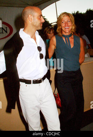 K32629ML US OPEN FINALS WEEKEND A USTA National Tennis Center, lavaggio, QUEENS NEW YORK, 09/06/2003. / EDIE FALCO e Stanley Tucci(Immagine di credito: Â© Mitchell Levy/Globe foto/ZUMAPRESS.com) Foto Stock