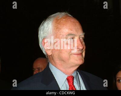 K32146ML NEW YORK PREMIERE DI LE DIVORZIO A PARIGI Theatre di New York New York 08/05/2003. / JAMES IVORY(Immagine di credito: Â© Mitchell Levy/Globe foto/ZUMAPRESS.com) Foto Stock