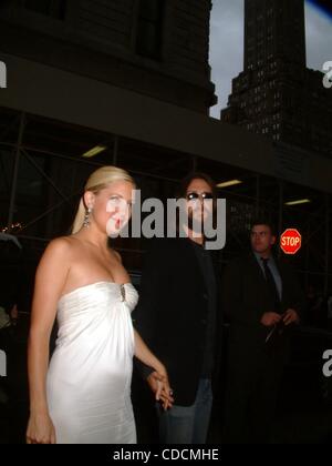 K32146ML NEW YORK PREMIERE DI LE DIVORZIO A PARIGI Theatre di New York New York 08/05/2003. / KATE HUDSON E CHRIS ROBINSON(Immagine di credito: Â© Mitchell Levy/Globe foto/ZUMAPRESS.com) Foto Stock