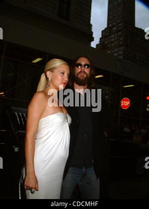 K32146ML NEW YORK PREMIERE DI LE DIVORZIO A PARIGI Theatre di New York New York 08/05/2003. / KATE HUDSON E CHRIS ROBINSON(Immagine di credito: Â© Mitchell Levy/Globe foto/ZUMAPRESS.com) Foto Stock