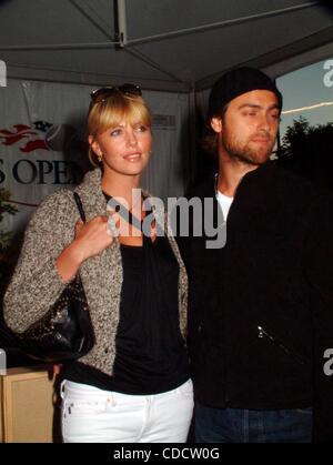 K32629ML US OPEN FINALS WEEKEND A USTA National Tennis Center, lavaggio, QUEENS NEW YORK, 09/06/2003. / CHARLIZE THERON e Stuart Townsend(Immagine di credito: Â© Mitchell Levy/Globe foto/ZUMAPRESS.com) Foto Stock