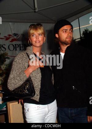 K32629ML US OPEN FINALS WEEKEND A USTA National Tennis Center, lavaggio, QUEENS NEW YORK, 09/06/2003. / CHARLIZE THERON e Stuart Townsend(Immagine di credito: Â© Mitchell Levy/Globe foto/ZUMAPRESS.com) Foto Stock