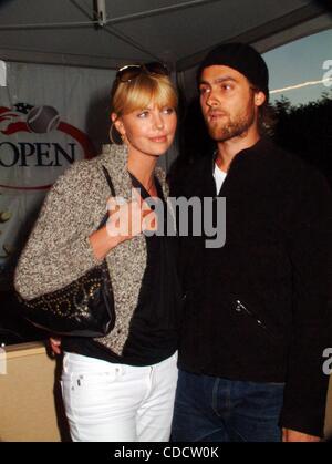 K32629ML US OPEN FINALS WEEKEND A USTA National Tennis Center, lavaggio, QUEENS NEW YORK, 09/06/2003. / CHARLIZE THERON e Stuart Townsend(Immagine di credito: Â© Mitchell Levy/Globe foto/ZUMAPRESS.com) Foto Stock