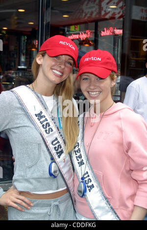 Il 1 gennaio, 2011 - New York New York, Stati Uniti - K36993RM.7TH Annuale REVLON RUN/A PIEDI PER LE DONNE.TIMES SQUARE NEW YORK New York 05/01/2004. / 2004..MISS USA SHANDI FINNESSEY E MISS TEEN USA TAMI FARRELL(Immagine di credito: Â© Rick Mackler/Globe foto/ZUMAPRESS.com) Foto Stock