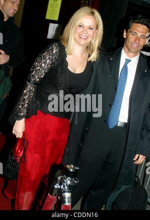 Il 1 gennaio, 2011 - New York New York, Stati Uniti - CAROLINE RHEA.K30033RM.apertura notturna per il Broadway giocare ''9'' dopo essere partito al CHINA CLUB DI NEW YORK New York.4/10/2003. / 2003(Credit Immagine: Â© Rick Mackler/Globe foto/ZUMAPRESS.com) Foto Stock