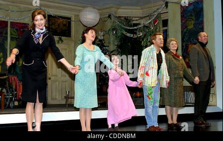 Il 1 gennaio, 2011 - New York New York, Stati Uniti - MARGARET COLIN VICTORIA HAMILTON MADELEINE MARTIN Eddie Izzard DANA IVEY MICHAEL GASTON.K29898RM.(Curtain Call).apertura notturna della rotatoria Theatre Company..'' UN GIORNO NELLA MORTE DI: Joe uovo!'' all'AMERICAN AIRLINES Theatre di New York New York.4/3/2003. Foto Stock