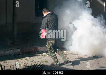 Jan 29, 2011 - Tunisi, Tunisia - Il governo provvisorio della Tunisia ha emesso un mandato di arresto internazionale per il deposto presidente Zine el Abidine Ben Ali, e i membri della sua famiglia per reati finanziari, come i manifestanti hanno continuato il loro invito a liberare il governo dei membri del gabinetto collegato Foto Stock