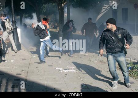 Jan 29, 2011 - Tunisi, Tunisia - Il governo provvisorio della Tunisia ha emesso un mandato di arresto internazionale per il deposto presidente Zine el Abidine Ben Ali, e i membri della sua famiglia per reati finanziari, come i manifestanti hanno continuato il loro invito a liberare il governo dei membri del gabinetto collegato Foto Stock