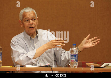 Febbraio 22, 2011 - Charlottesville, Virginia, Stati Uniti - JULIAN BOND, Presidente emerito e membro del consiglio di amministrazione della NAACP e professore, Corcoran Dipartimento di Storia dell'università di Virginia, ha condotto una discussione sul movimento per i diritti civili e i supporti con guest (non raffigurata) A. Schardt, journ Foto Stock