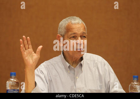 Febbraio 22, 2011 - Charlottesville, Virginia, Stati Uniti - JULIAN BOND, Presidente emerito e membro del consiglio di amministrazione della NAACP e professore, Corcoran Dipartimento di Storia dell'università di Virginia, ha condotto una discussione sul movimento per i diritti civili e i supporti con guest (non raffigurata) A. Schardt, journ Foto Stock