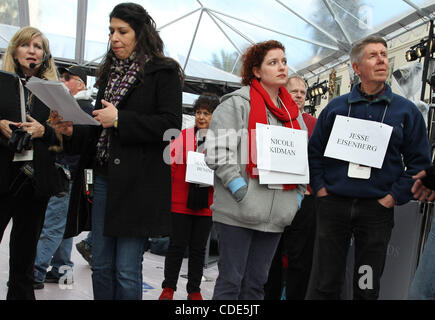 Febbraio 26, 2011 - Los Angeles, California, Stati Uniti - Celebrity stand ins per Niclole Kidman e Jesse Eisenberg attendere un rehersal come Finale preparazioni di prendere posto per il 2011 Academy Awards red carpet il giorno prima della presentazione di Oscar dentro il Kodak Theatre di Hollywood. (Credito Immagine: © Jona Foto Stock