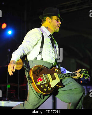 Gen 24, 2011 - Bakersfield, in California - USA - Social Distortion condotto da Mike NESS eseguire presso il Kern County Fairgrounds lunedì. Esecuzione con Ness sono JONNY WICKERSHAM su guiter, bassista BRETT HARDING e DAVE HIDALGO JR sui tamburi. (Credito Immagine: Alan Greth/ZUMAPress.com) Foto Stock