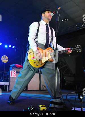 Gen 24, 2011 - Bakersfield, in California - USA - Social Distortion condotto da Mike NESS eseguire presso il Kern County Fairgrounds lunedì. Esecuzione con Ness sono JONNY WICKERSHAM su guiter, bassista BRETT HARDING e DAVE HIDALGO JR sui tamburi. (Credito Immagine: Alan Greth/ZUMAPress.com) Foto Stock