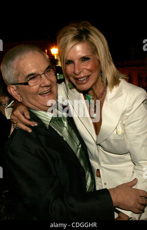 Oct 05, 2006 - Lisbona, Portogallo - Carlos Castro e LILI CANECAS durante il suo sessantesimo compleanno in Almada su Ottobre 5, 2006. Gennaio 2011 65 anno vecchio giornalista portoghese, Carlos de Castro che fu massacrato a morte in un lussuoso hotel di NYC stanza e chi ha avuto anche il suo scroto cut off. Fallo giocare infatti Foto Stock