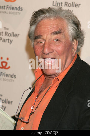 Giugno 24, 2011 - PETER MICHAEL FALK (16 settembre 1927 - 23 giugno 2011) era un attore americano meglio conosciuto per il suo ruolo come il tenente Columbo nella serie televisiva Columbo. Egli è apparso in numerosi film e televisione valutazione ruoli ed è stato nominato per un Academy Award per due volte (per anni sessanta Murde Foto Stock