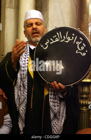 Palestinesi prendere parte in moschea Ibrahimi come essi marzo in una processione per contrassegnare la nascita anniversario dell Islam il profeta Maometto, in Cisgiordania città di Hebron Martedì, Febbraio 16, 2011. Musulmani festeggia Profeta Maometto il compleanno in tutto il mondo ogni anno il dodicesimo Rabi-ul-Awal mese sul Foto Stock