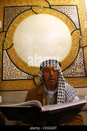 Palestinesi prendere parte in moschea Ibrahimi come essi marzo in una processione per contrassegnare la nascita anniversario dell Islam il profeta Maometto, in Cisgiordania città di Hebron Martedì, Febbraio 16, 2011. Musulmani festeggia Profeta Maometto il compleanno in tutto il mondo ogni anno il dodicesimo Rabi-ul-Awal mese sul Foto Stock