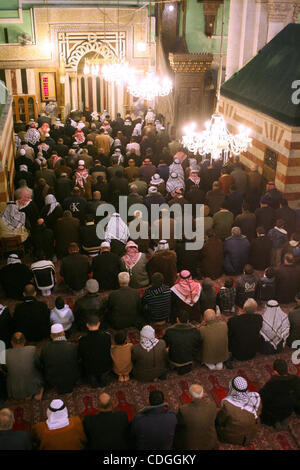 Palestinesi prendere parte in moschea Ibrahimi come essi marzo in una processione per contrassegnare la nascita anniversario dell Islam il profeta Maometto, in Cisgiordania città di Hebron Martedì, Febbraio 16, 2011. Musulmani festeggia Profeta Maometto il compleanno in tutto il mondo ogni anno il dodicesimo Rabi-ul-Awal mese sul Foto Stock