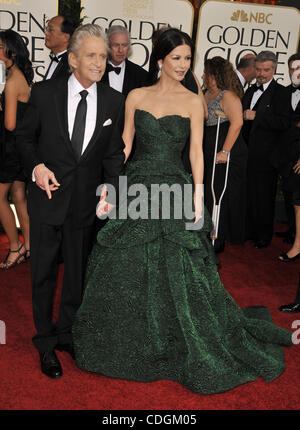 Gen. 16, 2011 - Beverly Hills, in California, Stati Uniti - MICHAEL DOUGLAS e sua moglie Catherine Zeta Jones arriva in corrispondenza della sessantottesima Golden Globe Awards. (Credito Immagine: © MFL/ZUMAPRESS.com) Foto Stock