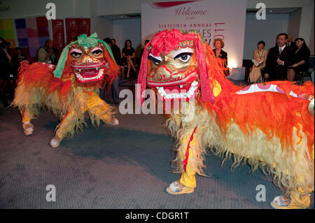 Gen 19, 2011 - Los Angeles, California, Stati Uniti d'America - Lion ballerini in apertura del XVI annuale di Los Angeles Art Show. Dotato di 114 gallerie provenienti da tutto il mondo e oltre 10.000 opere d'arte, la Mostra d'arte è considerato il premier art show sulla costa ovest. Foto Stock