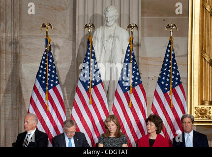 Jan 20, 2011 - Washington, Distretto di Columbia, Stati Uniti - Vice Presidente Joe Biden, il leader della maggioranza del Senato Harry Reid, Caroline Kennedy, ELAINE CHAO e il Senatore John Kerry ascoltare una registrazione del Presidente John F. Kennedy discorso inaugurale nel corso di una cerimonia NEGLI STATI UNITI Capitol Rotunda in onore di t Foto Stock