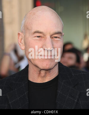 Gen 23, 2011 - Hollywood, California, Stati Uniti - PATRICK STEWART arriva per la premiere del film 'Gnomeo & Juliet' al El Capitan theater. (Credito Immagine: © Lisa O'Connor/ZUMAPRESS.com) Foto Stock