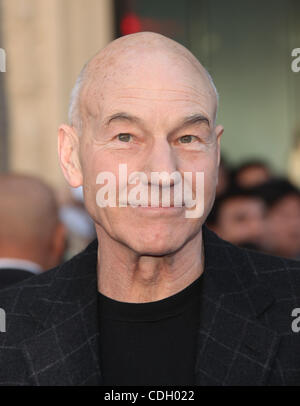 Gen 23, 2011 - Hollywood, California, Stati Uniti - PATRICK STEWART arriva per la premiere del film 'Gnomeo & Juliet' al El Capitan theater. (Credito Immagine: © Lisa O'Connor/ZUMAPRESS.com) Foto Stock