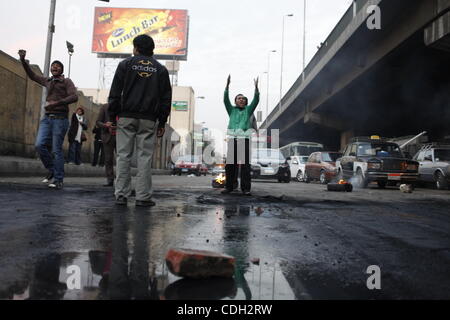 Gen 26, 2011 - Il Cairo, il Cairo, Egitto - .i manifestanti raggruppate e spesso chiamato oltre gli astanti e i loro vicini...Il secondo giorno di protesta nel centro cittadino del Cairo ha iniziato lentamente con una relativamente piccola protesta contro i giornalisti Syndicate. Nel tardo pomeriggio come che protesta avvolto in giù molto l Foto Stock