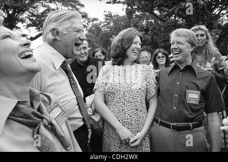 Gen 26, 2011 - Washington, Distretto di Columbia, Stati Uniti - (FILE) un file immagine datata 20 luglio 1977 ci mostra il presidente Jimmy Carter (R) e della prima Signora Rosalynn Carter (L) a ridere con casa punta ALTOPARLANTE O'Neill (2L) durante un picnic Congressuale presso la Casa Bianca di Washington, DC, Stati Uniti d'America. (Immagine di credito Foto Stock