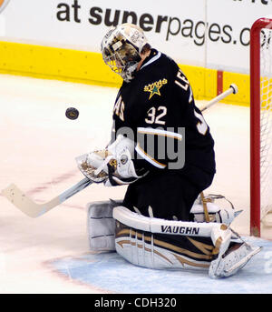 Gen 26, 2011 - Dallas, TX, Stati Uniti - Dallas Stars goalie KARI LEHTONEN arresta un colpo nel primo periodo da i lubrificatori de Edmonton come hanno giocato il Dallas Stars in American Airlines Center a Dallas, in Texas, il mercoledì 26 gennaio, 2011. (Credito Immagine: © ZUMA Ralph Lauer/ZUMAPRESS.com) Foto Stock