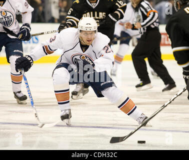 Gen 26, 2011 - Dallas, TX, Stati Uniti - i lubrificatori de Edmonton LINUS OMARK di Overtornea, Svezia come la squadra ha perso 3 a 1 al Dallas Stars in una National Hockey League in American Airlines Center a Dallas, in Texas, il mercoledì 26 gennaio, 2011. (Credito Immagine: © ZUMA Ralph Lauer/ZUMAPRESS.com) Foto Stock