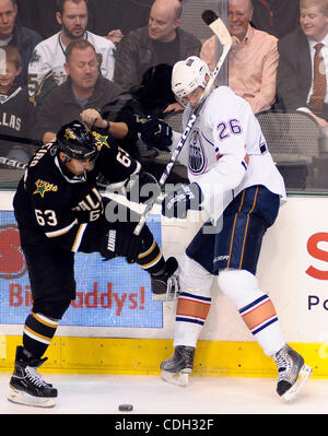 Gen 26, 2011 - Dallas, TX, Stati Uniti - Dallas Stars MIKE RIBEIRO (63) e i lubrificatori de Edmonton KURTIS FOSTER si scontrano come i lubrificatori de Edmonton ha giocato il Dallas Stars in American Airlines Center a Dallas, in Texas, il mercoledì 26 gennaio, 2011. (Credito Immagine: © ZUMA Ralph Lauer/ZUMAPRESS.com) Foto Stock