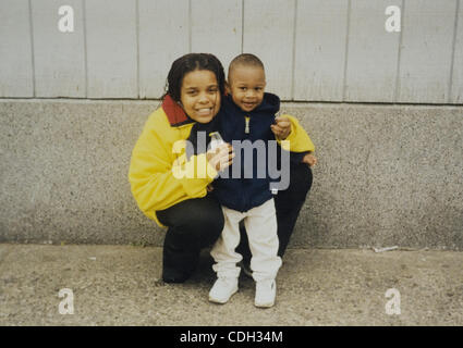 Gen 26, 2011 - Bridgeport, CT, Stati Uniti d'America - Nejdra Nance come giovane adolescente con un cugino in Foto non datata. Nejdra nacque come Carlina di colore da bianco a bianco gioia e Carl Tyson di Bridgeport, CT, e stata sollevata da Ann Pettway nella stessa città dopo essere stato "preso" da una New York City Hospital giorni dopo era nata. W Foto Stock