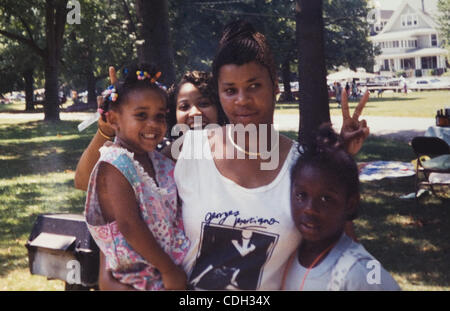 Gen 26, 2011 - Bridgeport, CT, Stati Uniti d'America - Ann Pettway (centro) mantiene la figlia rubati Nejdra Nance in Foto non datata. Nejdra Nance celebrando primo compleanno. Nejdra, nato come Carlina di colore da bianco a bianco gioia e Carl Tyson di Bridgeport, CT, è stata sollevata da Ann Pettway nella stessa città dopo essere stato "preso" da un Foto Stock