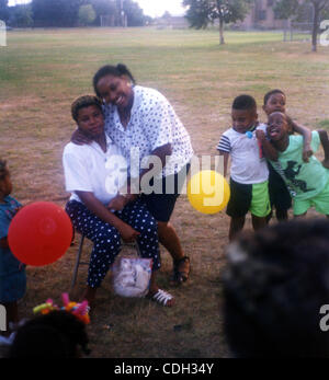 Gen 26, 2011 - Bridgeport, CT, Stati Uniti d'America - Ann Pettway (seduto) con sua madre Maria Pettway in CT nel 1990 foto. Nejdra Nance, nato come Carlina di colore da bianco a bianco gioia e Carl Tyson di Bridgeport, CT, è stata sollevata da Ann Pettway nella stessa città dopo essere stato "preso" da una New York City Hospital giorni dopo ella Foto Stock