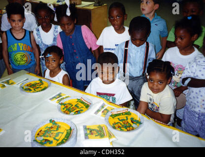 Gen 26, 2011 - Bridgeport, CT, Stati Uniti d'America - Nejdra Nance, (seduto a destra) con i cugini in CT nella festa di compleanno nel 1991 foto. Nejdra Nance, nato come Carlina di colore da bianco a bianco gioia e Carl Tyson di Bridgeport, CT, è stata sollevata da Ann Pettway nella stessa città dopo essere stato "preso" da una New York City hospital days Foto Stock