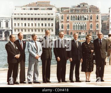 Gen 27, 2011 - Venezia, U.S. - (FILE) un file immagine datata 23 giugno 1980 mostra il Presidente degli Stati Uniti Jimmy Carter (3R) e altri G7 leader durante la sesta G7 economico vertice di Venezia, Italia. Da sinistra a destra sono Saburo Okita del Giappone, Pierre Trudeau del Canada, Helmut Schmidt della Germania Ovest, Vale Foto Stock