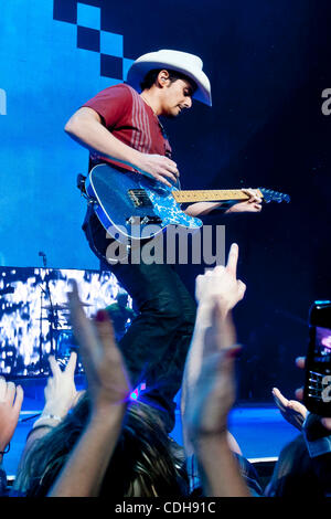 Gen 30, 2011 - Ottawa, Ontario, Canada - cantante country, Brad Paisley, suona dal vivo sul palco all'H20 ghiacciato Tour a Scotiabank Place di Ottawa, Ontario, Canada. (Credito Immagine: © Leon Svizz/Southcreek globale/ZUMAPRESS.com) Foto Stock