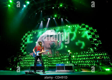 Gen 30, 2011 - Ottawa, Ontario, Canada - cantante country, Brad Paisley, suona dal vivo sul palco all'H20 ghiacciato Tour a Scotiabank Place di Ottawa, Ontario, Canada. (Credito Immagine: © Leon Svizz/Southcreek globale/ZUMAPRESS.com) Foto Stock