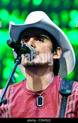 Gen 30, 2011 - Ottawa, Ontario, Canada - cantante country, Brad Paisley, suona dal vivo sul palco all'H20 ghiacciato Tour a Scotiabank Place di Ottawa, Ontario, Canada. (Credito Immagine: © Leon Svizz/Southcreek globale/ZUMAPRESS.com) Foto Stock